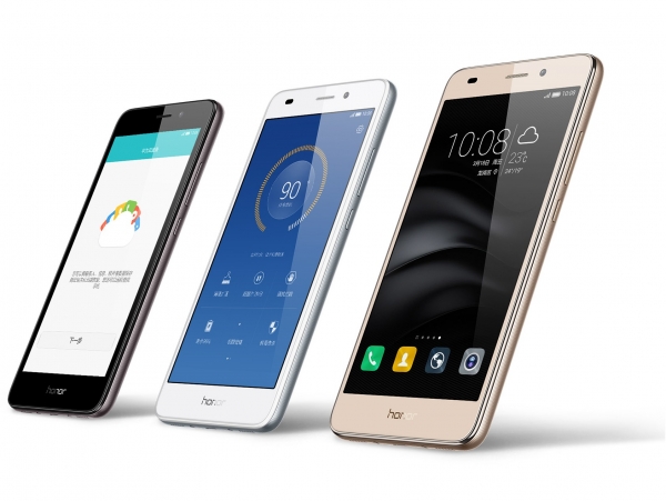  Honor 5C &ndash; официальное фото, демонстрирующее возможные цвета корпуса: белый, графитовый и золотой; в России будут доступны все три цветовых решения 
