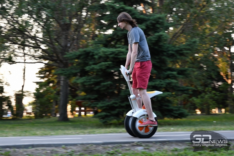  В принципе, на Airwheel A3 можно ездить и стоя &ndash; просто неудобно 