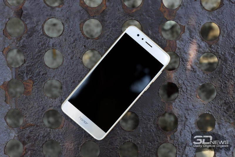  Honor 8, лицевая панель: над дисплеем расположен разговорный динамик с вписанным в его решетку индикатором состояния, фронтальная камера и датчик освещенности. Под экраном &ndash; просто лого Honor, слово Huawei не встречается на корпусе смартфона 