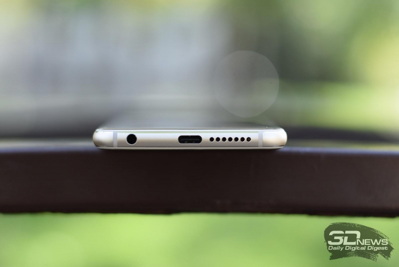 Honor 8, нижняя грань: миниджек (3,5 мм) для наушников/гарнитуры, разговорный микрофон, порт USB Type-C, динамик 