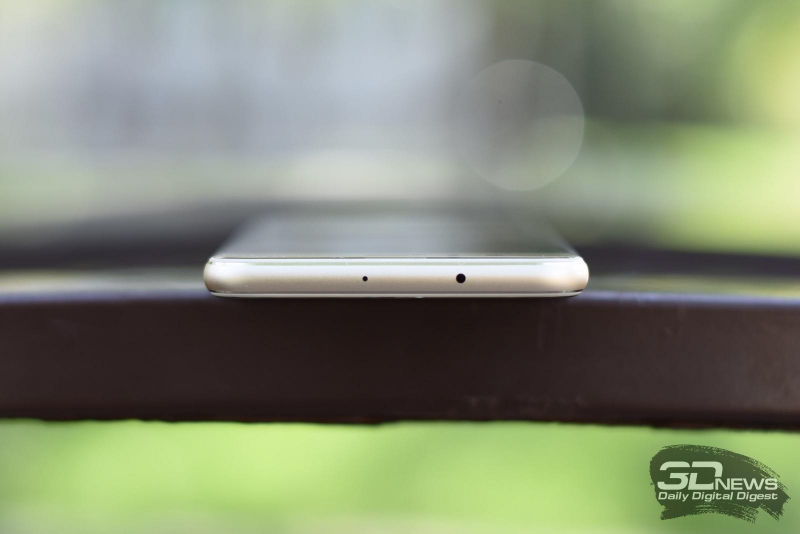  Honor 8, верхняя грань: только отверстие микрофона 