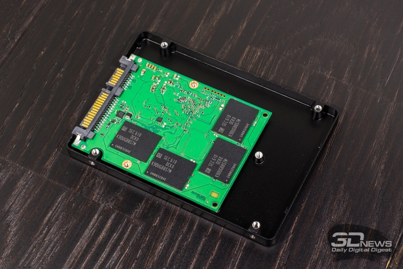  Плата внутри Samsung 850 EVO 4 TB занимает лишь часть пространства 