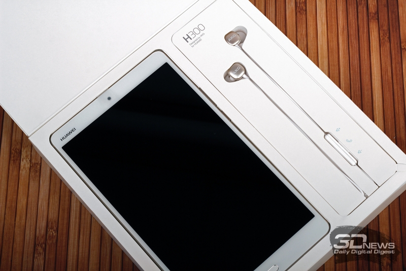  Huawei MediaPad M3 &ndash; комплектная гарнитура 