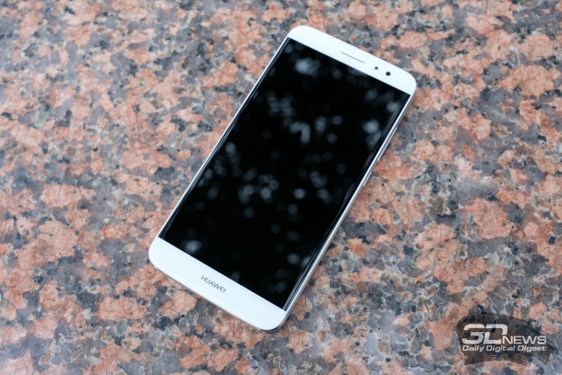  Huawei nova plus, лицевая панель: над экраном &ndash; разговорный динамик, датчик освещенности, фронтальная камера и скрытый индикатор уведомлений 