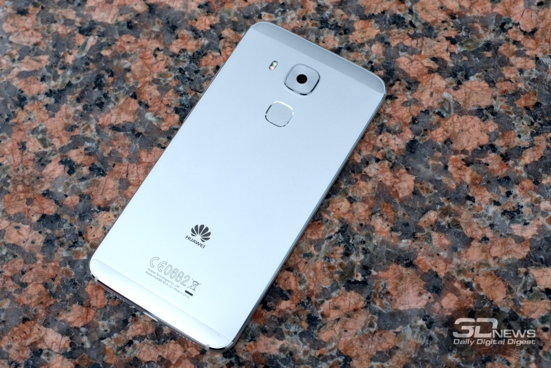  Huawei nova plus, тыльная панель: камера, датчик отпечатков пальцев и двойная светодиодная вспышка 