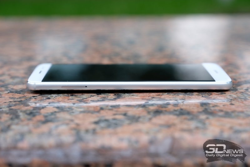  Huawei nova plus, левая грань: слот для SIM-карт и карты памяти microSD 