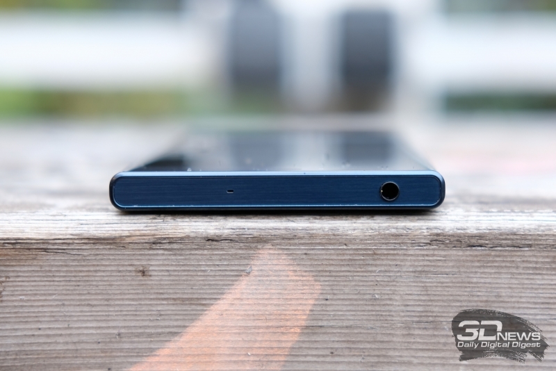  Sony Xperia XZ, верхняя грань: 3,5-мм разъем для наушников/гарнитуры и второй микрофон 
