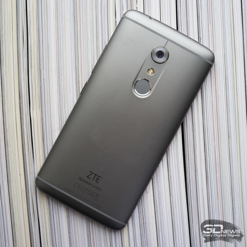  Задняя панель корпуса ZTE Axon 7: сканер отпечатков пальцев, встроенная камера и вспышка 
