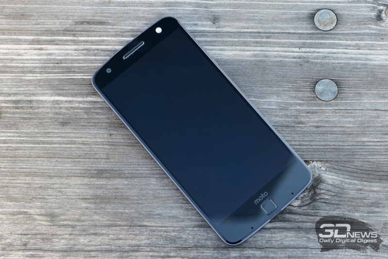  Moto Z, лицевая панель: над экраном &ndash; динамик (сразу и разговорный, и для звонков), объектив фронтальной камеры и вспышка; под экраном &ndash; два микрофона и сканер отпечатков пальцев 