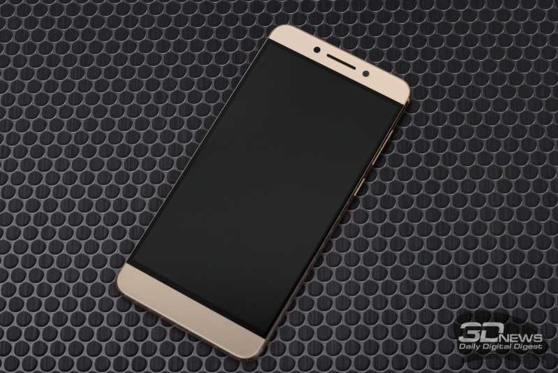  LeEco Le Pro3, фронтальная панель: под дисплеем &ndash; три сенсорные клавиши навигации, над дисплеем &ndash; динамик, селфи-камера, датчик освещенности и индикатор состояния 