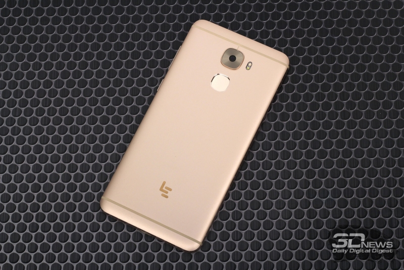 LeEco Le Pro3, задняя панель: основная камера с двойной светодиодной вспышкой и сканер отпечатков пальцев 