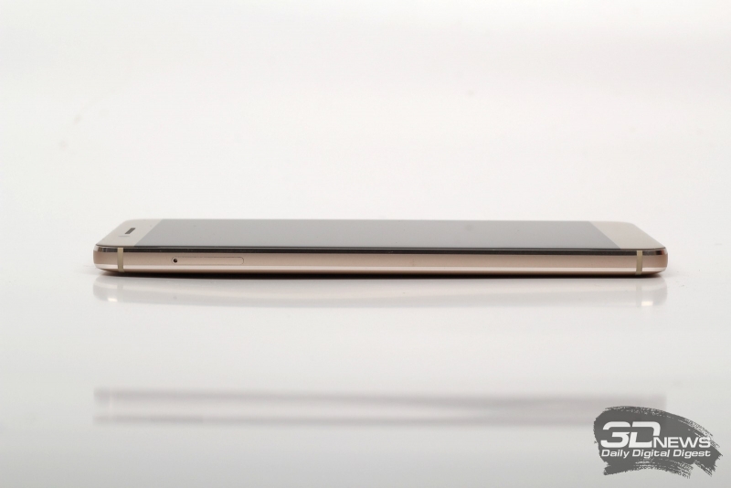 LeEco Le Pro3, левая грань: слот для SIM-карт и карты памяти 