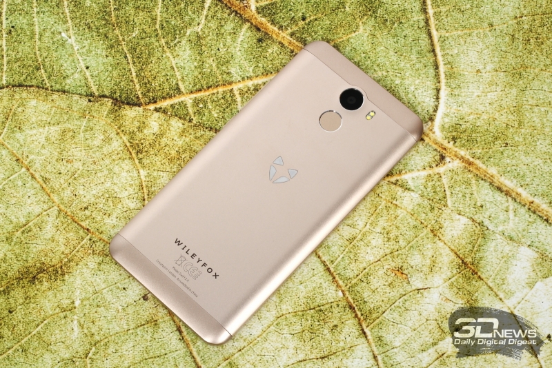 Wileyfox Swift 2 X, задняя панель: сверху &ndash; объектив камеры и вспышка, под ними &ndash; сканер отпечатков пальцев 