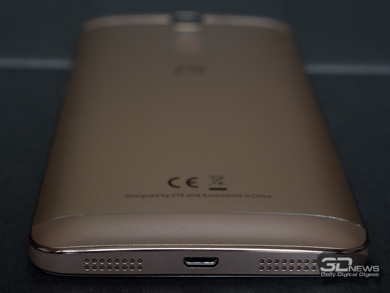 Микрофон, динамик и порт microUSB на нижнем торце ZTE Blade A610 Plus 