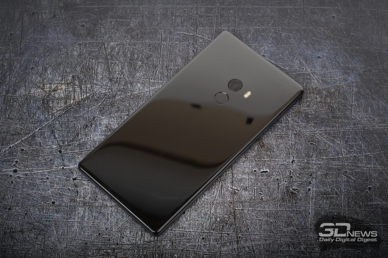  Xiaomi Mi MIX, задняя панель: объектив камеры и сканер отпечатков пальцев 
