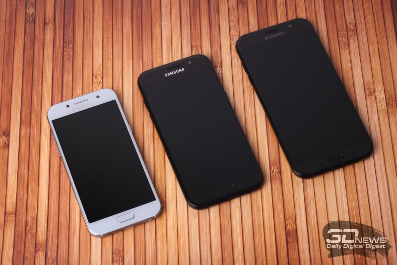  Samsung Galaxy A-series, лицевая панель: над дисплеем &ndash; разговорный динамик, датчик освещения, фронтальная камера; под дисплеем &ndash; три навигационные клавиши, две сенсорные и механическая клавиша Home 