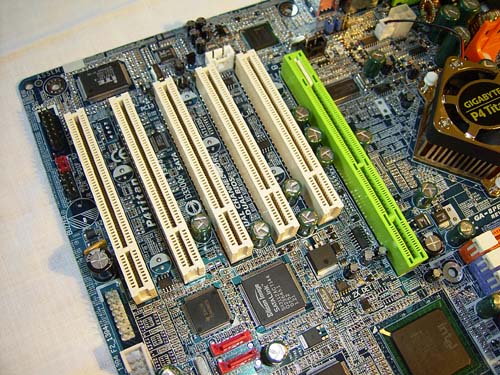 Gigabyte 8PENXP Slots